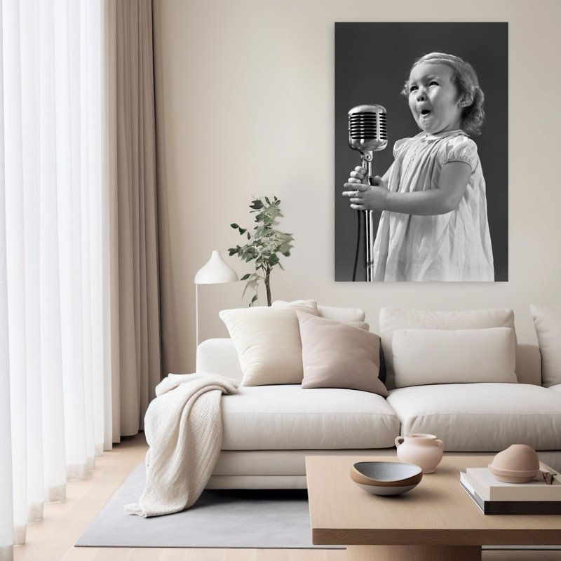 «1940S Little Girl faisant un visage chantant dans un micro», art mural rétro classique rétro, H 60 po x l 40 po