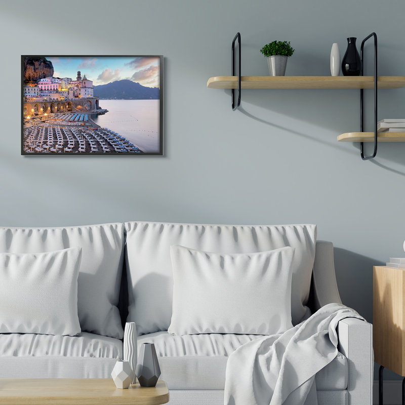 Paysage côtier, station balnéaire italienne, station balnéaire, H 24 po x l 30 po, Giclée encadrée noir minuit