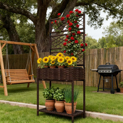 Boîte de jardin autoportante en rotin avec treillis et tablette de rangement pour plantes grimpantes, jardinière extérieure avec espace de plantation spacieux et fabrication résistante aux intempéries.