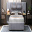 Grand lit plateforme tapissier, deux prises et ports de charge USB des deux côtés, deux coussins de chevet, tablettes de rangement, velours, gris-1275416787