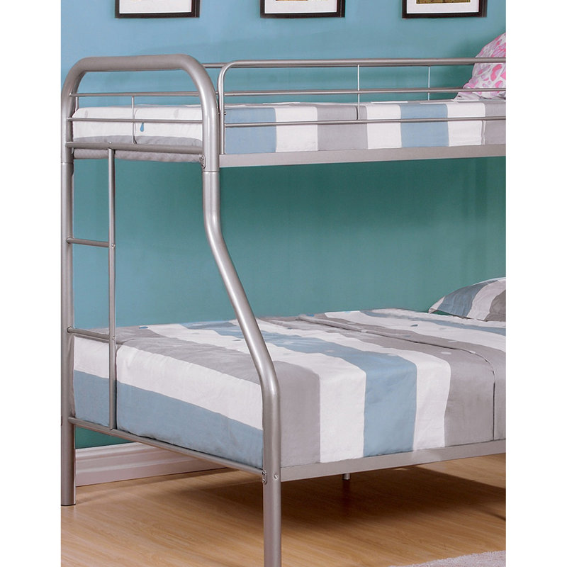 Lit simple superposé au dessus d'un lit double contemporain en métal avec matelas argenté prêt pour la chambre à coucher