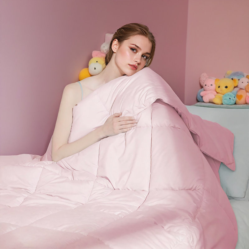 Insert de couette en polyester blanc brossé - épais et moelleux. Une courtepointe respirante et moelleuse pour toutes les saisons. Disponible en taille simple à très grand pour une utilisation dans une chambre à coucher. Lavable à la machine. Cadeau de Noël idéal.