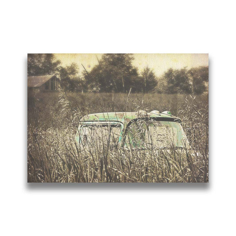 Vieux camion dans un champ de ferme par Hal Halli. Impression sur papier - Montée et encadrée, H 40 po x l 52 po
