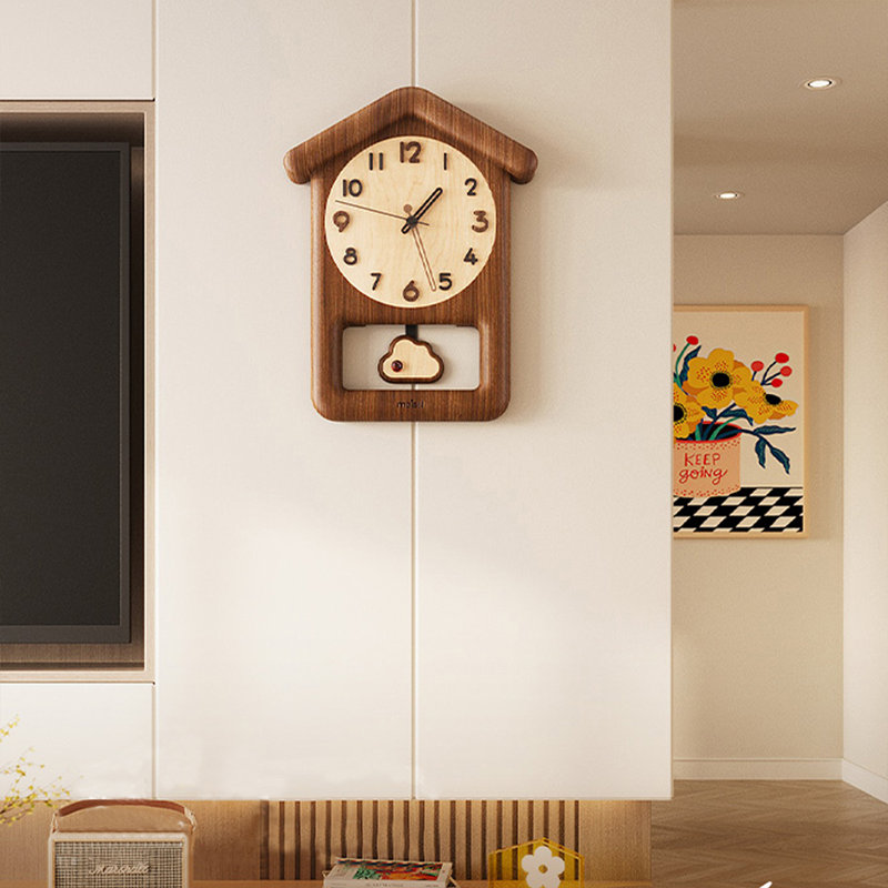 Horloge murale brune en bois massif