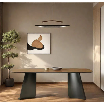 Table robuste avec caractéristiques durables.