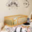 Lit simple au sol avec clôture en bois-581737705-581737710