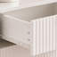 Ensemble de table de chevet 2 tiroirs 2 pièces avec façades cannelées, poignées dorées et pieds en métal-2001316008