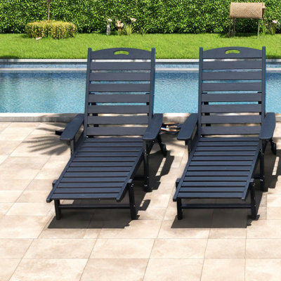 Ensemble de 2 chaises longues portatives portatives, PEHD grain de bois moderne près de la piscine