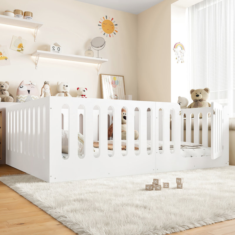 Grand lit de plancher pour grand lit d'inspiration en bois massif avec porte, profil bas, haute clôture, sans sommier, clôture blanche et
