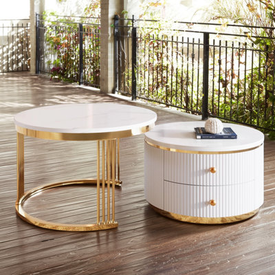 Ensemble de deux tables basses modernes et blanches avec tiroirs intégrés, exquis et pratiques.