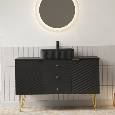 Meuble-lavabo autoportant en contreplaqué de 48 po avec 4 pieds dorés, 3 tiroirs et 2 portes, lavabo de salle de bain rectangulaire noir et comptoir en pierre frittée noire