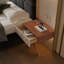 Luxueuse base de lit plateforme luxueuse, tête de lit en velours recouverte de métal, 2 lampes murales et table de chevet intégrées, structure en métal robuste et en bois massif, aucun sommier nécessaire, noir haut de gamme-170665270