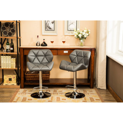 Tabourets de bar contemporains, de 2, gris. Siège à hauteur réglable hydraulique avec capitonnage à losanges. Revêtement en cuir PU. Repose-pieds pour le confort. Base stable de 16,5 po. Chaise: 20,5 po x 20,63 po x (35-43,25) po, siège: