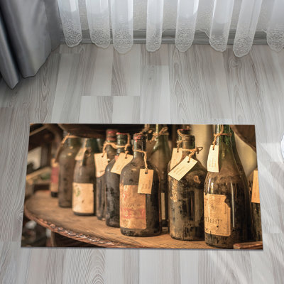 Élégant tapis non tissé à imprimé mince avec un motif floral détaillé et des feuilles dans des tons subtils parfaits pour améliorer votre espace de vie avec une touche d'élégance