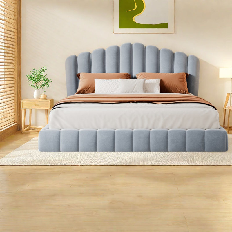 Grand lit moderne en velours, cadre rembourré bleu clair avec tête de lit coquille pour chambre à coucher