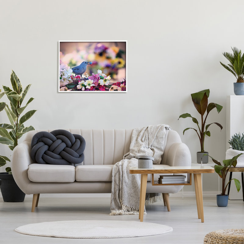 Oiseau avec fleurs printanières par Karen Burke, H 24 po x l 30 po x P 1,5 po, Estampe numérique encadrée blanc bord de mer
