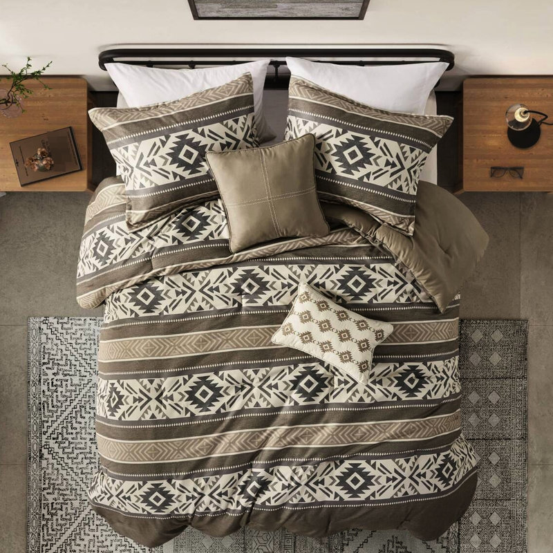 Édredon à chevrons 5 pièces avec coussins 5 pièces, brun pour lit double / grand. Composé de tissu à chevrons, de tissu lavable et nettoyant pour les taches avec coussin double / grand en brun. Tissu, lavable à la machine