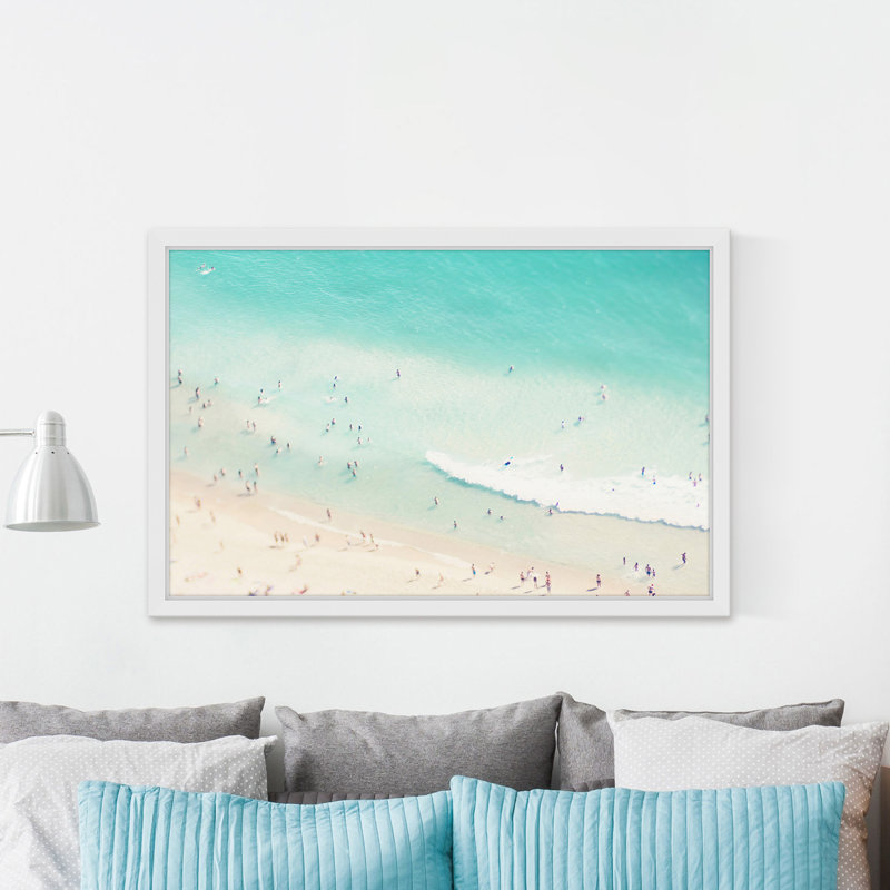 «Play In The Surf» par Ingrid Beddoes, reproduction d'art encadrée, H 30 po x l 45 po