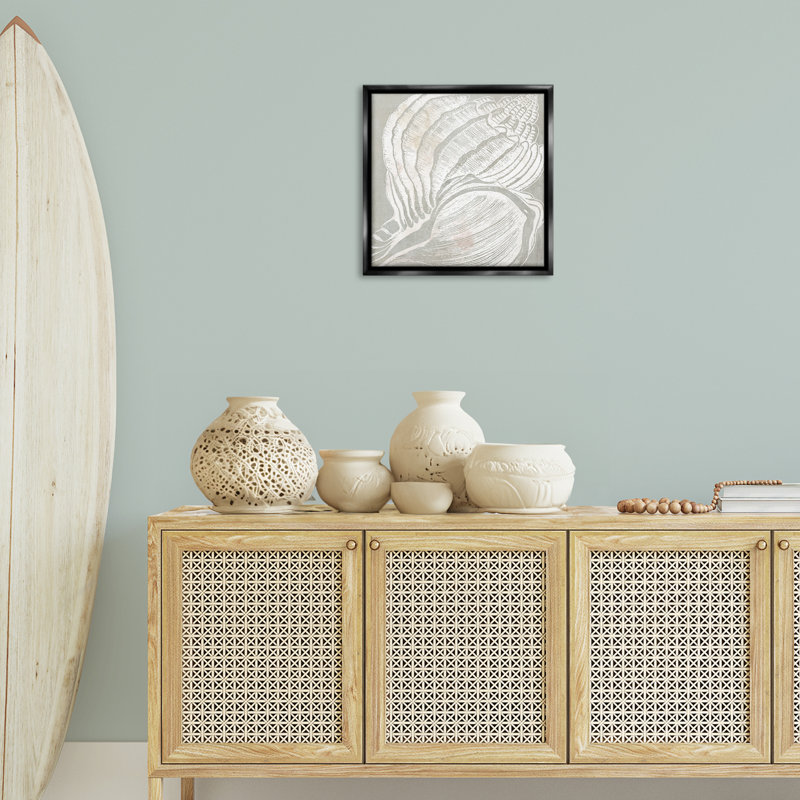 «Beige Conch» par Carol Robinson, Cadre flottant noir de jais, H 18 po x l 18 po