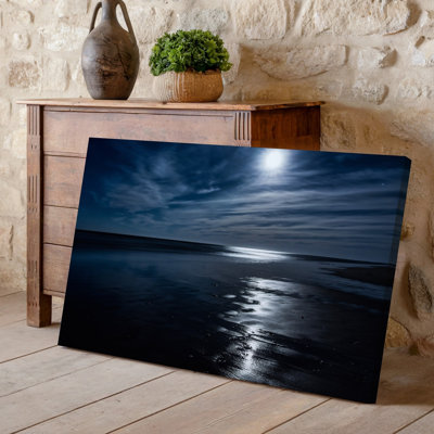 Toile «A Serene Nighttime Beach Illuminated By A Bright Full Wall Art», lune partiellement obscurcie par des nuages vaporeux