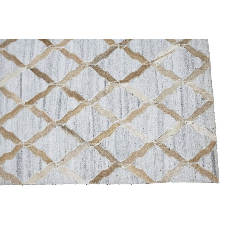 Tapis gris à motif géométrique en cuir de vache, Rectangle de 5 pi x 8 pi