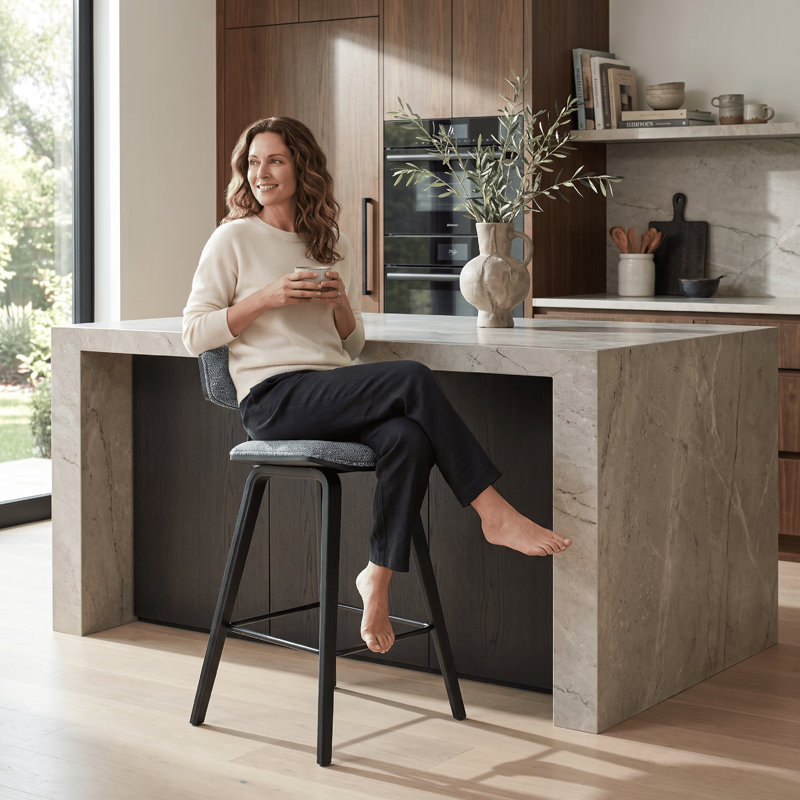 Tabouret de bar ou de comptoir moderne Bilgin Payton avec assise rembourrée et structure en bois, Noir, Bleu clair