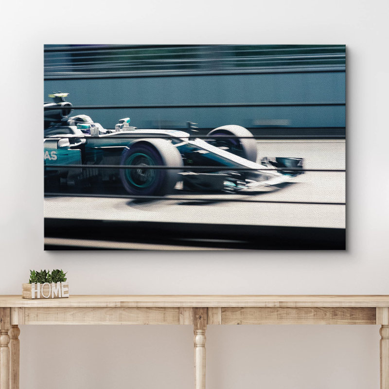 Zoom sur une voiture de course de Formule 1 par Sports Sports, H 12 po x l 18 po