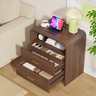 Ensemble de 2 tables de chevet à 3 tiroirs avec rangement ouvert et tiroir caché, table d'appoint moderne de style milieu du siècle de 55 cm de large, table de chevet en bois au profil incurvé pour chambre à coucher, noyer