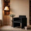 Chaise de salle à manger moderne de style tonneau, 66 x 67 x 79 cm, bois et velours, à l'unité, noire, avec accoudoirs et dossier ergonomique.