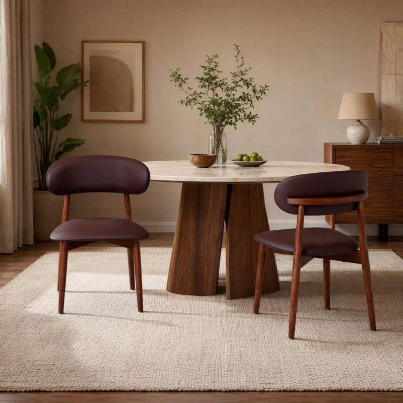 Chaise de salle à manger rembourrée de couleur cognac, dossier incurvé, structure en hévéa massif et accoudoirs en bois