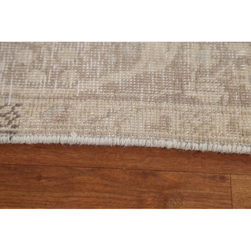 Tapis beige en laine noué à la main de conception unique des années 1970 de 6 pi 7 po x 9 pi 7 po Stanciu