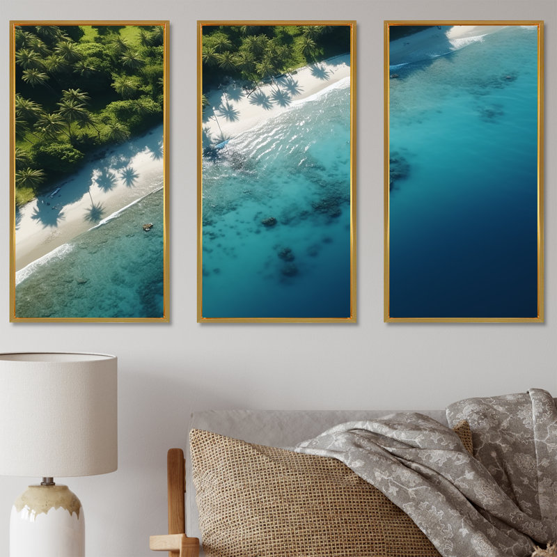 Vue aérienne de la plage relaxante II - art mural plage, Cadre flottant doré, H 28 po x l 36 po x P 1 po