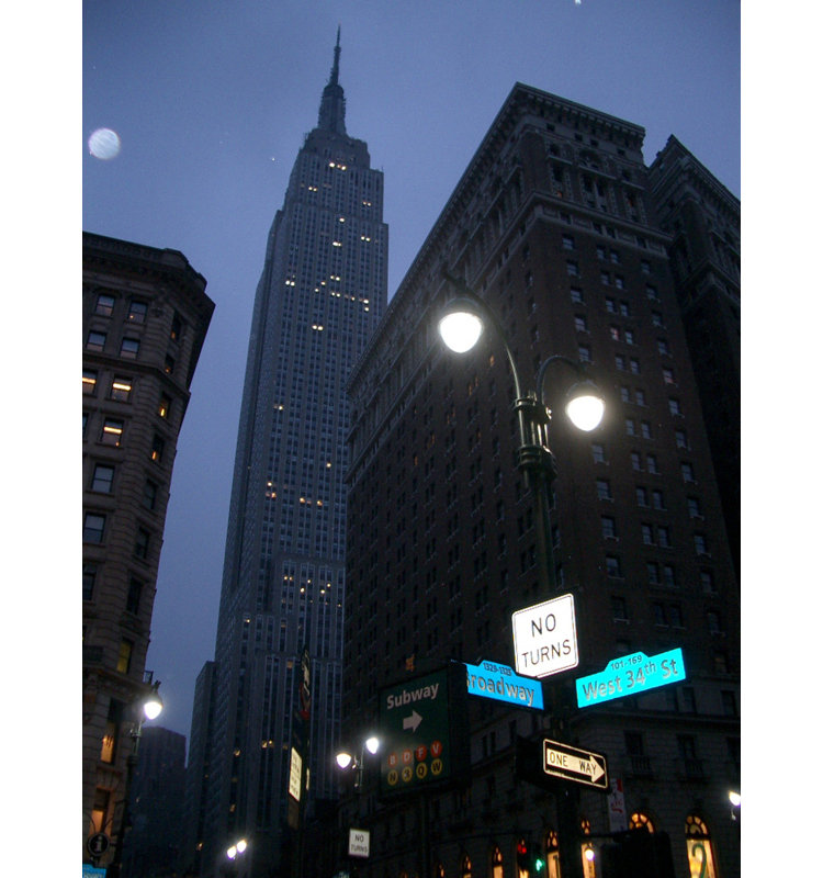 New York City Empire State Building, H 24 po x l 18 po