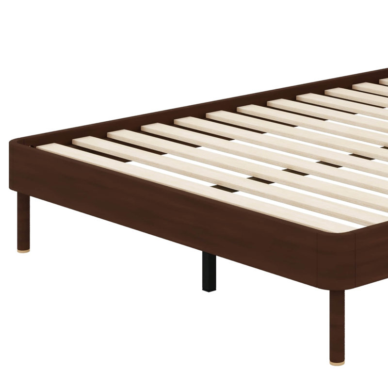 Un grand lit plateforme moderne au design élégant en bois de rotin, Noyer