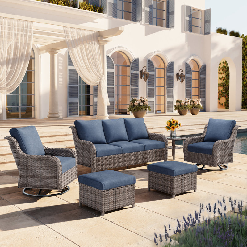Un canapé trois places + deux chaises pivotantes + deux repose-pieds + une table d'appoint