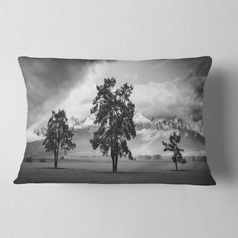 Coussin décoratif paysage imprimé trois arbres devant les montagnes