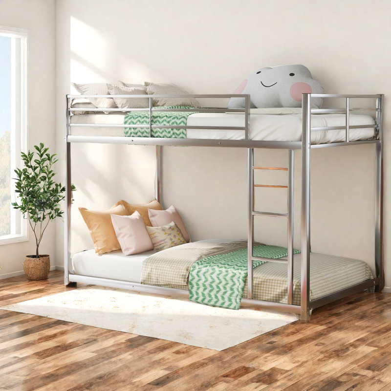 Lits superposés en métal argenté compact avec design moderne et échelle de sécurité