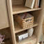 Bureau, brun, structure de panneau solide, rangement ouvert, tablettes réglables, tiroir de rangement caché, pleine extension, panneau de passage léger à cordon, compartiment de rangement, glissières,
