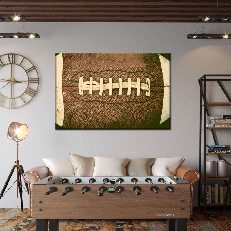 Vieux football sur toile, H 20 po x l 30 po x P 1,25 po