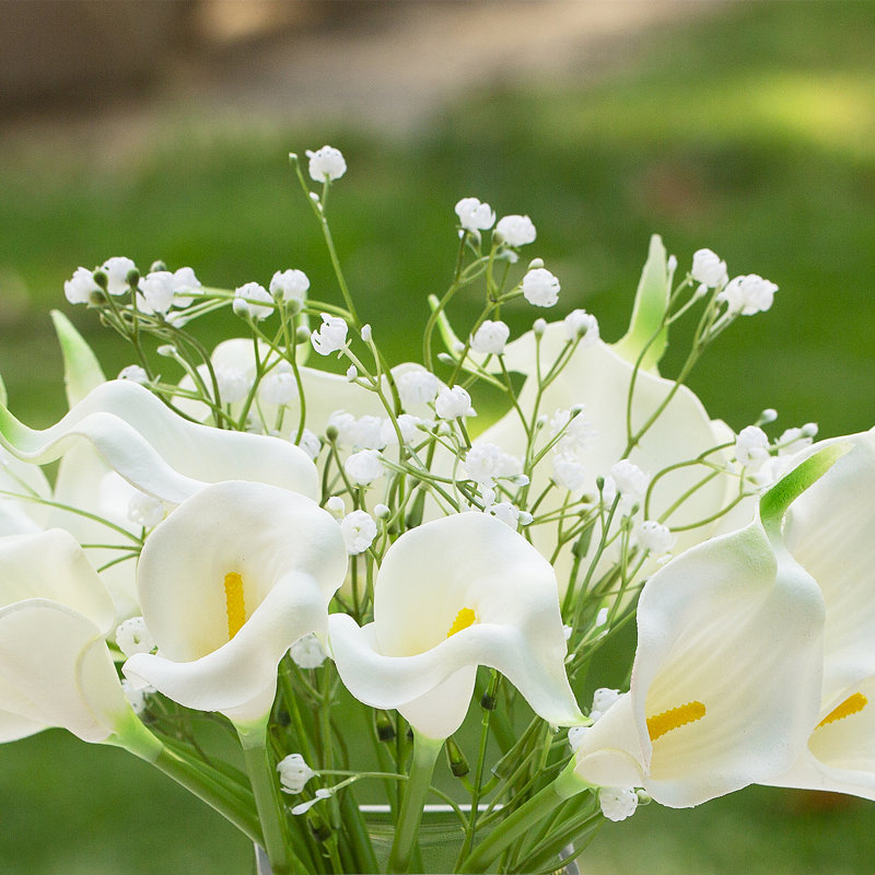 Arrangement floral mélangé dans un vase