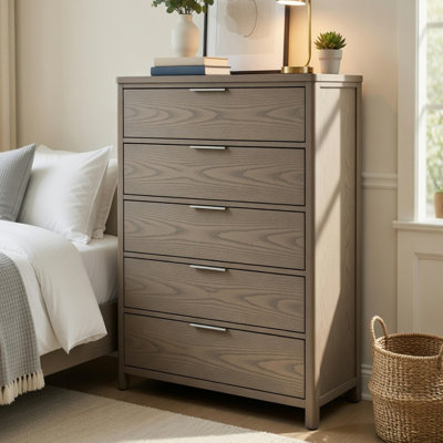 Commode haute Delv, 5 tiroirs, poignées chromées, chêne gris clair