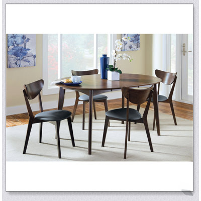 Ensemble de salle à manger 5 pièces Linnea en noyer foncé avec table spacieuse et chaises confortables, parfait pour les soupers en famille et les invités.