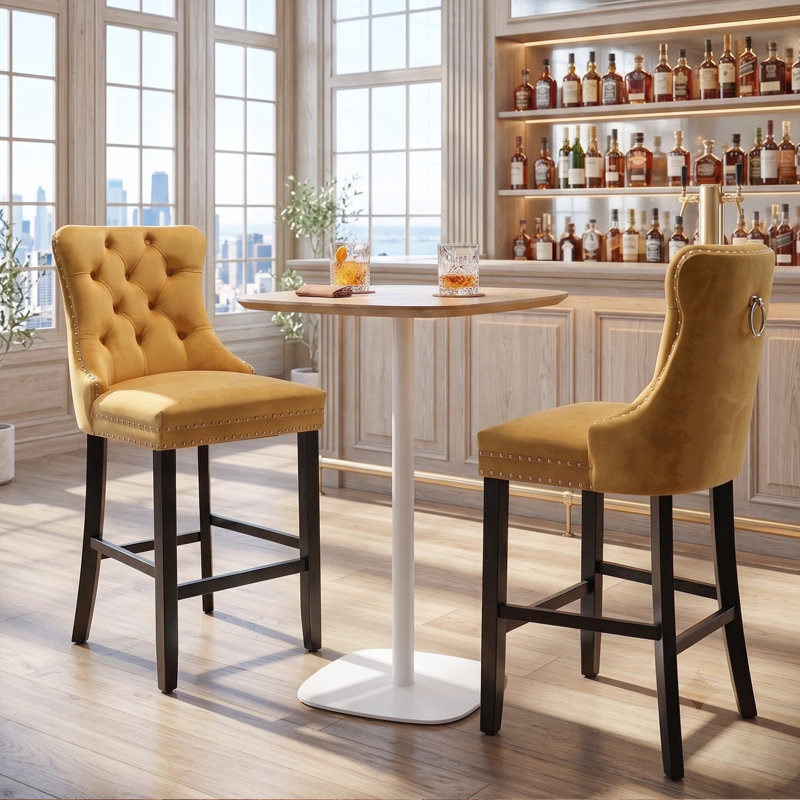 Tabouret de bar en velours capitonné avec dossier à oreilles, repose-pieds et garniture cloutée, Doré