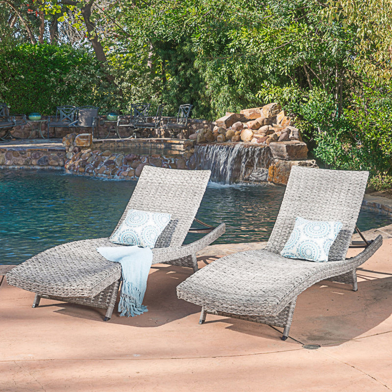 Ensemble de 2 chaises longues en osier