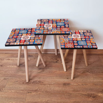 Ensemble de 3 tables gigognes élégantes, motif patchwork, 13,8 po x 20,5 po x 13,8 po | 100% panneau de fibres à densité moyenne avec pieds en bois de hêtre | Polyvalent et peu encombrant, parfait pour le salon, la chambre à coucher ou le bureau personnel