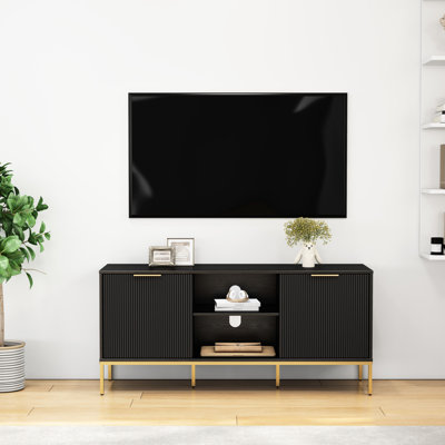 Meuble télé élégant pour téléviseurs de 50 à 59 pouces, avec portes à motif ondulé, poignées dorées, charnières à fermeture douce, rangement ouvert et réglable, décoration noire et dorée pour le salon et étagère.