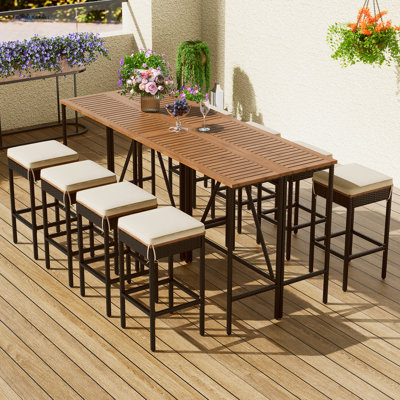 8 meubles d'extérieur en bois avec table et huit tabourets pour tous les temps
