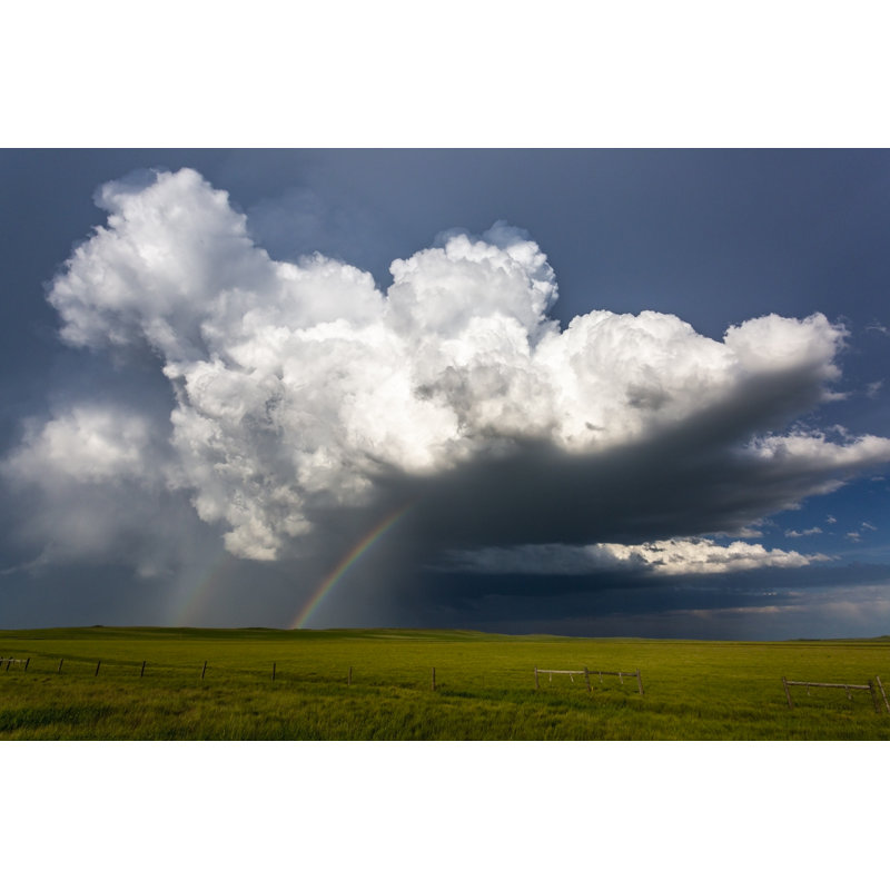 Nuage d'orage avec doublure argentée et double arc-en-ciel sur un champ vert dans le Montana par Beyondimage