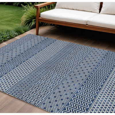 Tapis intérieur lavable à chevrons bleu marine et ivoire 8 pi x 10 pi