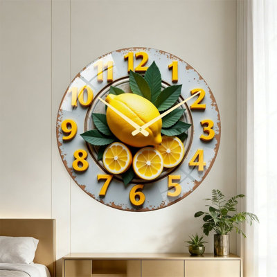 Horloge murale rustique vieillie au centre avec des fruits citronnés vifs, des chiffres 4D jaune plat et élégants, un mécanisme de quartz silencieux avec couvercle en verre trempé. Conception de ferme d'agrumes lumineuse, joli ornement mural pour la cuisine, le coin-repas et le café.